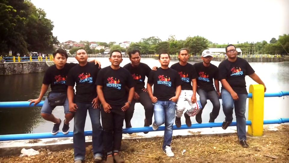 Foto 6 - Grup band Heniikun Bay & Friends di videoklip lagu Pahlawan Wayang yang didedikasikan untuk dalang kondang almarhum Ki Seno Nugroho. (Dok. Istimewa).jpg